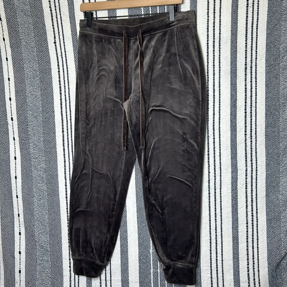 House of Harlow 1960 Set Velour Crewneck and Joggers Lounge Set - Picture 4 of 6